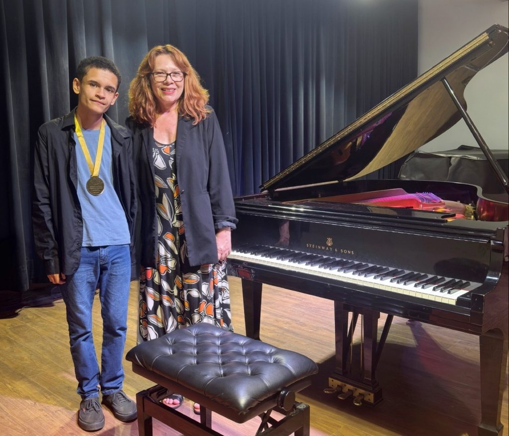 Davi Silva recebeu a medalha de ouro Competição Internacional de Piano 2026, da IPPA