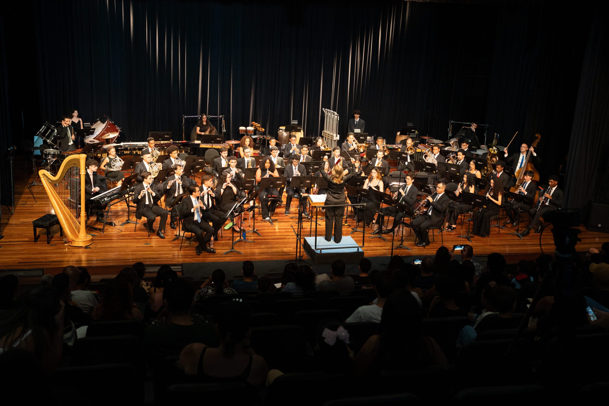 Foto da Banda Sinfônica Jovem do Estado durante um concerto