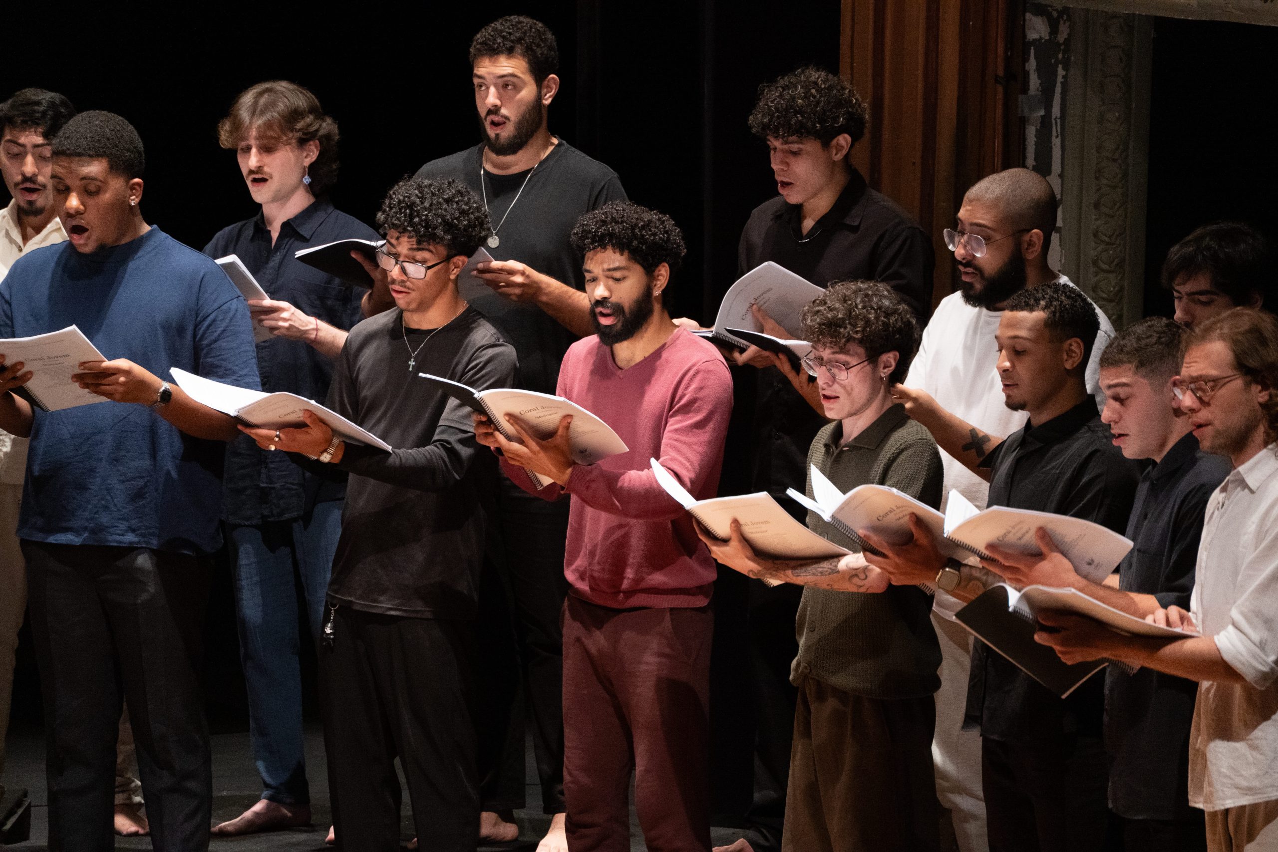 Coral Jovem do Estado durante apresentação no Theatro São Pedro