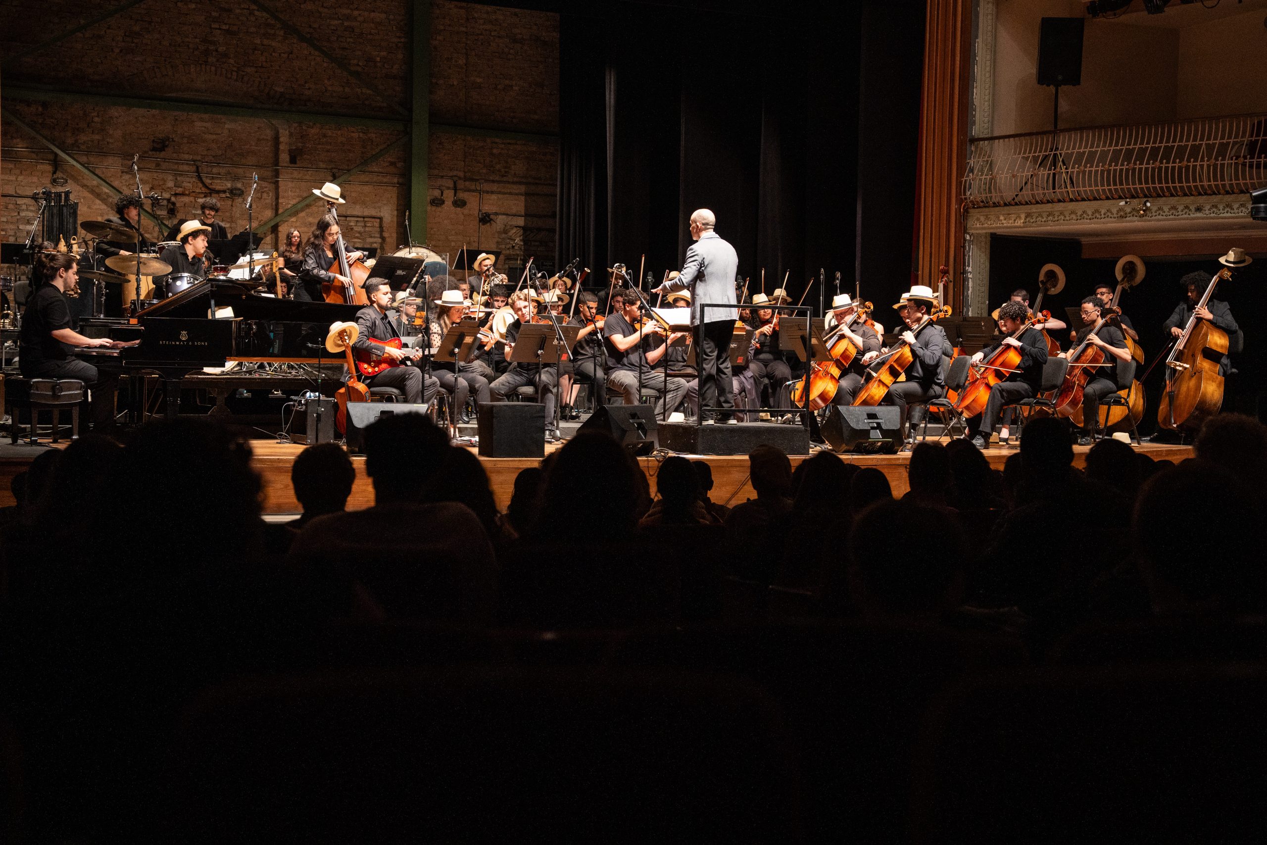 Orquestra Jovem Tom Jobim durante um concerto no Theatro São Pedro